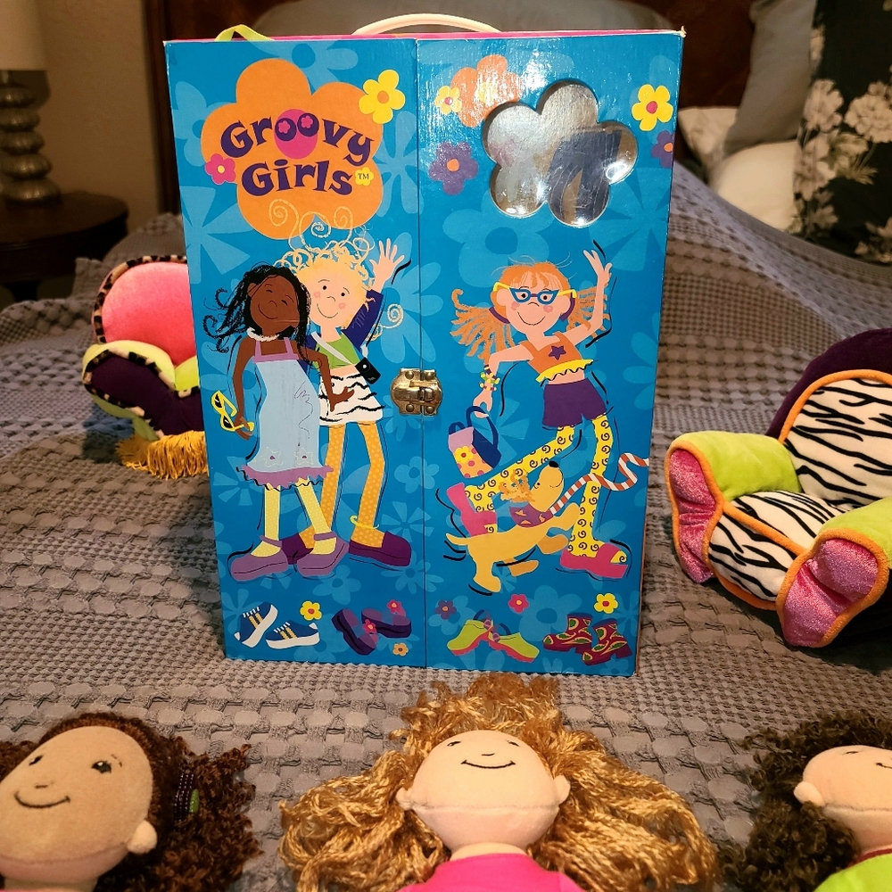 4 Groovy Girl Dolls, Furniture, Carring Case, Clothes. 1 Gymboree Doll. - Picture 11 of 11